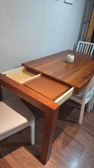 Mesa de comedor y 4 sillas.  6 a 10 plazas