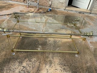 Mesa de cristal dorada con leones