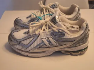 Zapatillas New Balance 1906 Plata y Blanco Nuevo.