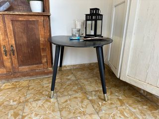 Mesa auxiliar negra mate con detalles dorados