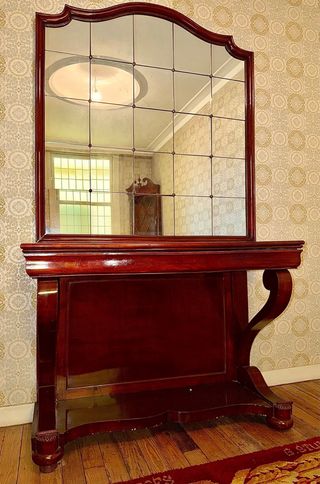 Mueble antiguo con espejo