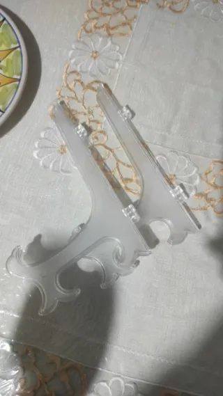 Supporti trasparenti per piatti in plastica