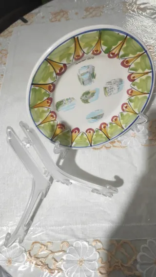 Supporti trasparenti per piatti in plastica