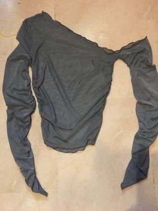 Camiseta con un hombro fuera .