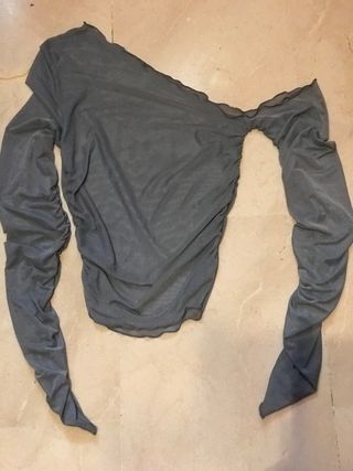 Camiseta con un hombro fuera .