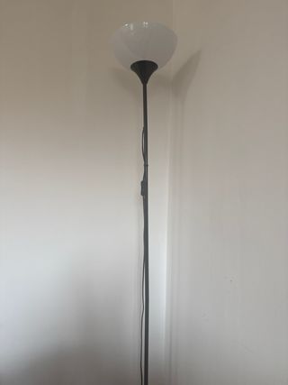 Lampara Elegante de pie Blanca y Negro.