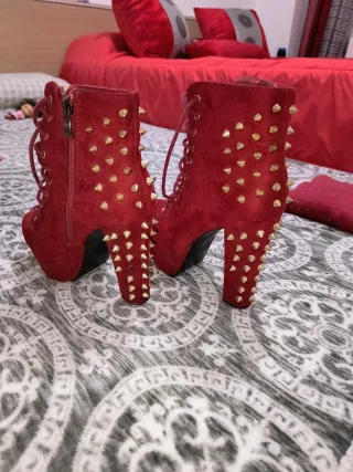 Botines rojos tachuelas
