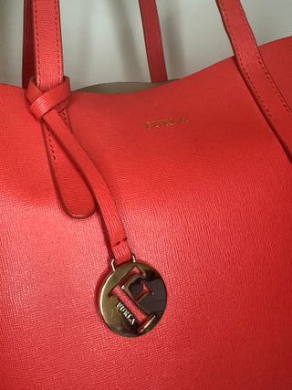 Bolso Furla de piel roja — con historia romántica