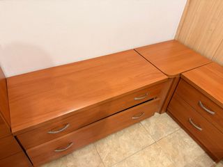 Cama matrimonio cabecero y mesitas madera