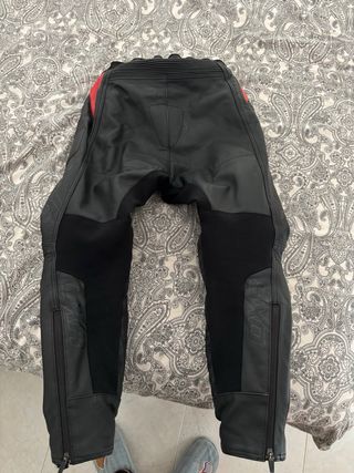 Mono de moto de dos piezas negro y rojo talla 50