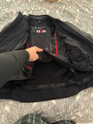 Mono de moto de dos piezas negro y rojo talla 50