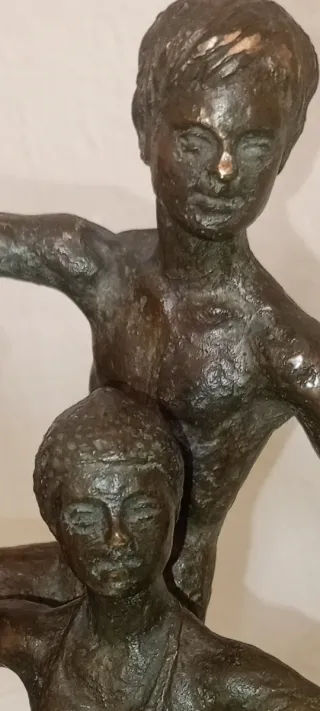 Figura de bronce macizo