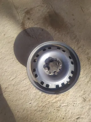 Llanta seat panda con tornillos y embellecedor