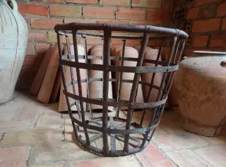 Antigua reja de hierro para damajuana grande