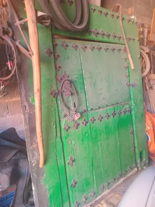 Puerta antigua madera clavos hierro