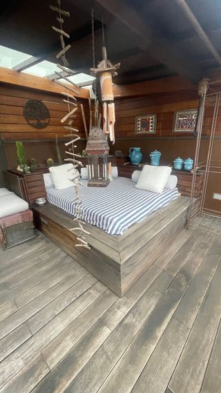 Cama Balinesa Madera de iroko Maciza