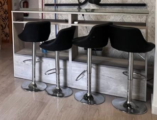 Mesa estética uñas y 4 taburetes negros