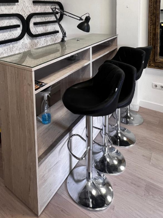 Mesa estética uñas y 4 taburetes negros