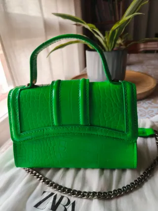 Bolso mini Zara verde efecto piel