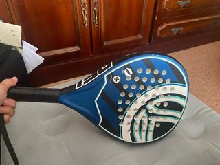 Raqueta de pádel azul y blanca