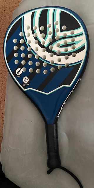 Raqueta de pádel azul y blanca
