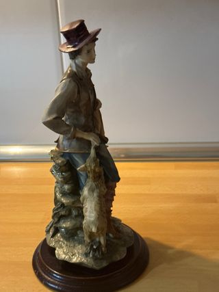 Figura de resina con perro