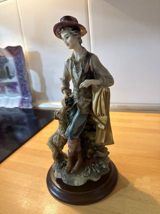 Figura de resina con perro