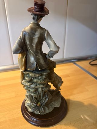 Figura de resina con perro