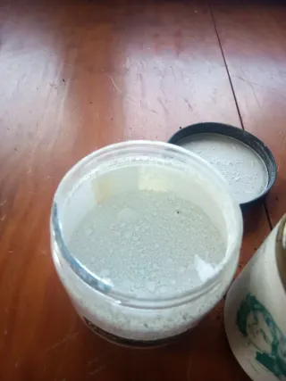 Pigmento blanco y carboncillo en polvo