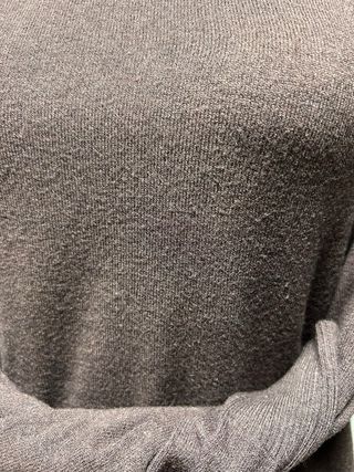 Elegante jersey cuello alto marrón chocolate.