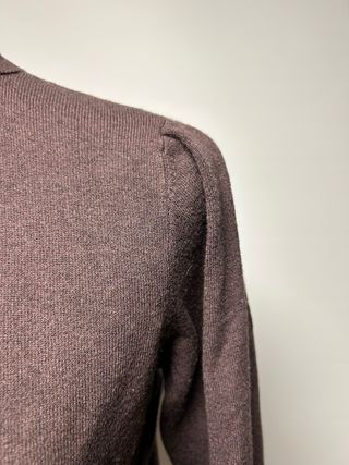 Elegante jersey cuello alto marrón chocolate.