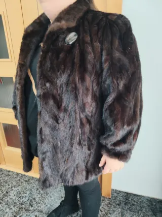 Chaquetón corto de piel natural ,de peleteria