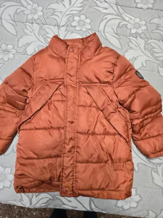 Abrigo infantil gris con rayas