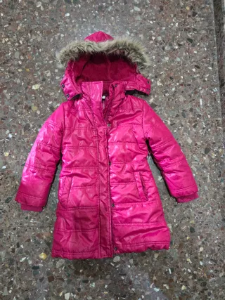 Abrigo infantil gris con rayas