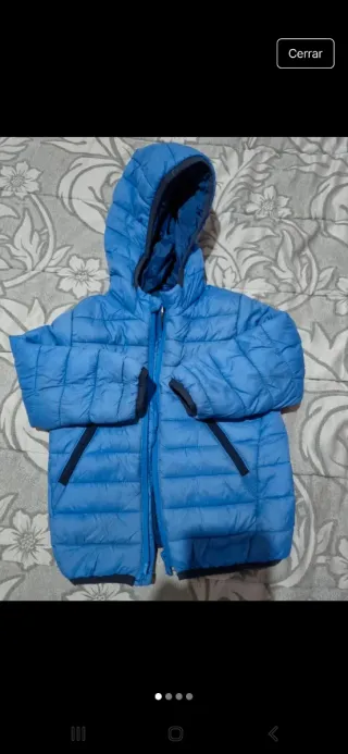 Abrigo infantil gris con rayas