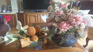 Se venden dos centros de flores artificiales.