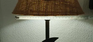 Lámpara de mesa de diseño rústico