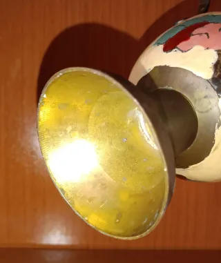 Jarrón antiguo de latón con flores