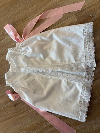 Vestidito blanco con lazos rosas