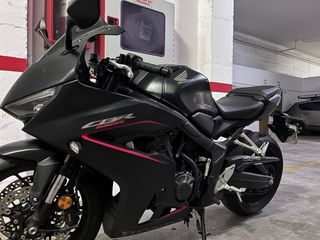Honda CBR 650 R Negra 2024 con E-Clutch