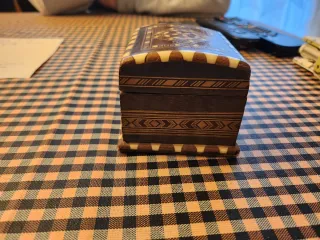 Caja pequeña para joyas de madera