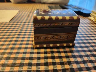 Caja pequeña para joyas de madera