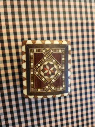 Caja pequeña para joyas de madera