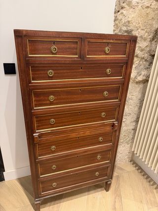 Cómoda de madera con tapa de mármol