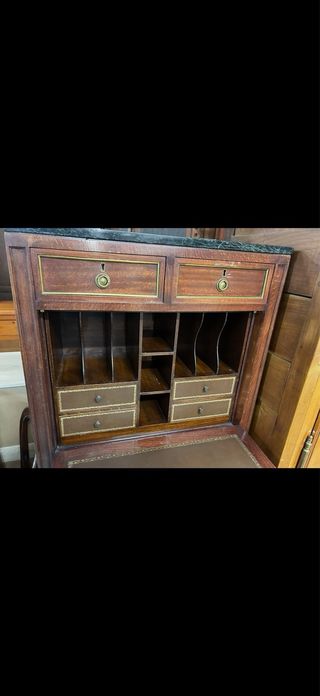 Cómoda de madera con tapa de mármol