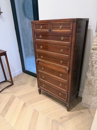 Cómoda de madera con tapa de mármol