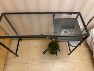 Mesa Ikea cristal y metal negro