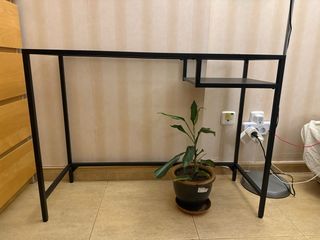 Mesa Ikea cristal y metal negro