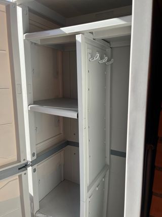Vendo armario de resina para balcón/ jardín.