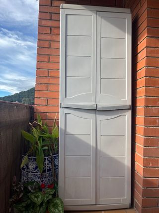 Vendo armario de resina para balcón/ jardín.